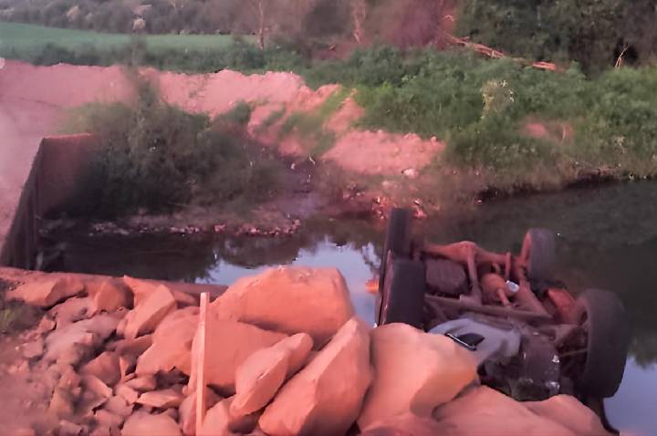 A caminho do plantão, enfermeiro salva pai e filho presos em veículo quase submerso no interior do RS