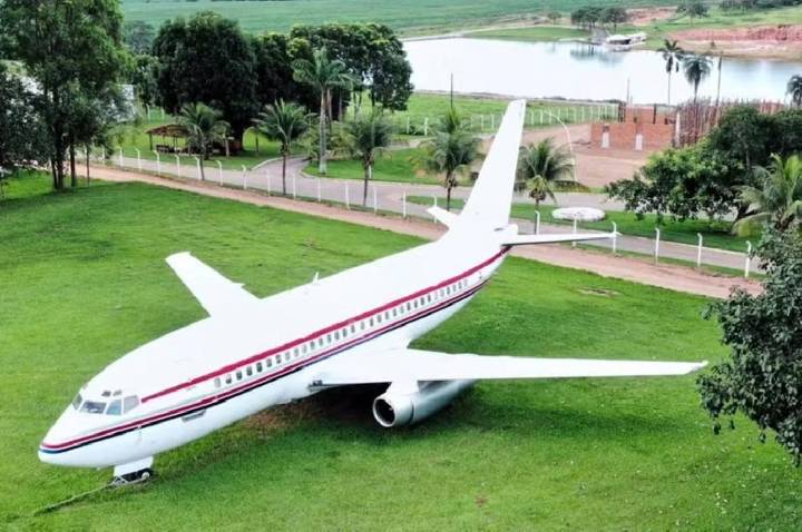 Avião de 35 toneladas estacionado em fazenda vira atração em Goiás