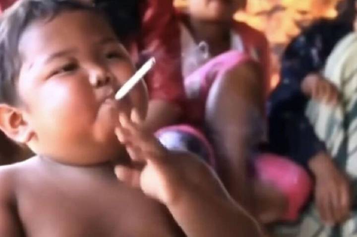 Bebê que fumava 1,2 mil cigarros por mês passou por severo tratamento e se livrou do vício