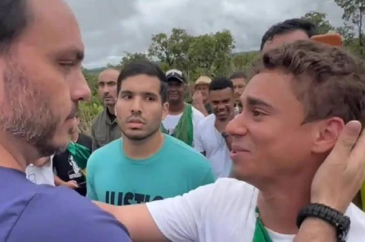 “Bostin*” e “oxiúro”: Carlos Bolsonaro manda recado a Nikolas, enquanto Flávio tenta conter briga com Eduardo