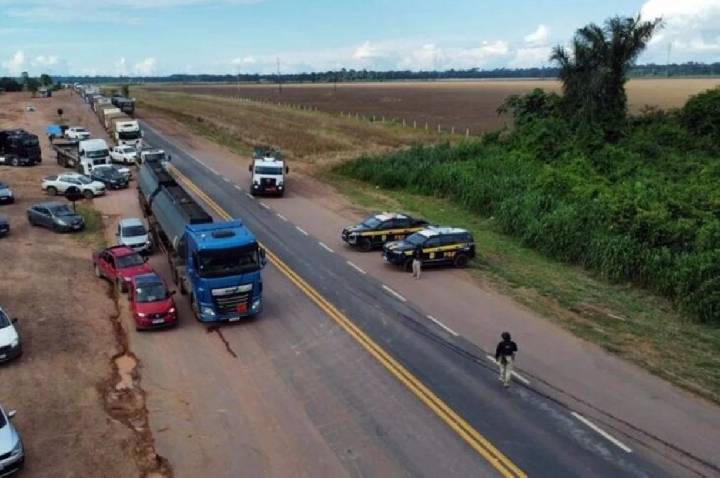 BR-364 é fechada novamente em Cujubim para cobrar revogação de desocupação e pedágios; não há previsão de liberação diz PRF