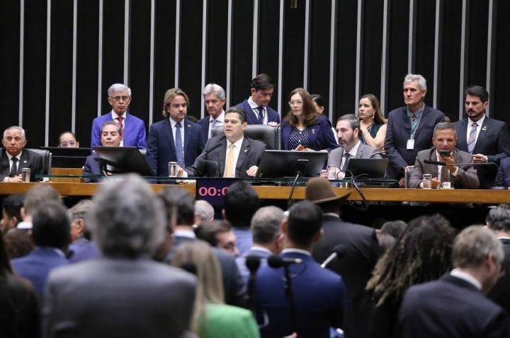 Congresso derruba veto e muda cálculo de pena que pode reduzir tempo de progressão de Bolsonaro