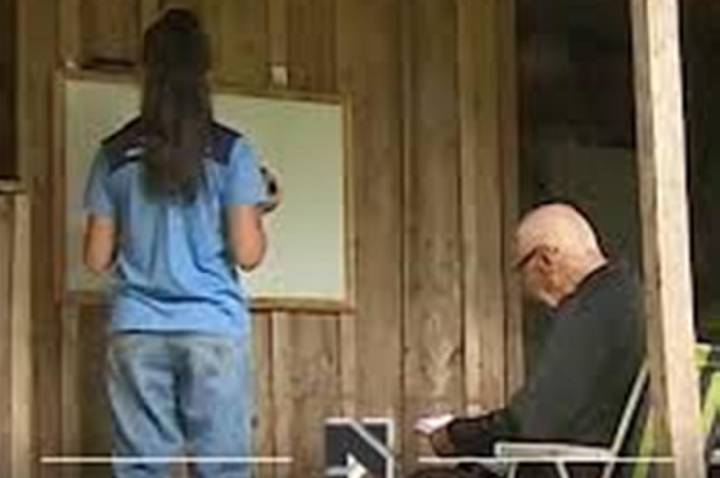 Criança de 11 anos ensina bisavô de 91 anos a ler, escrever e usar o celular apenas com aulas caseiras