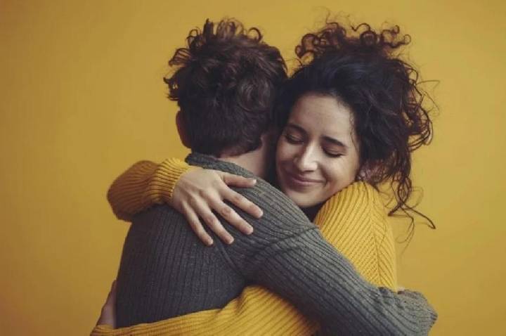 Depressão sorridente: 7 sinais de que alguém está fingindo estar bem, segundo a psicologia