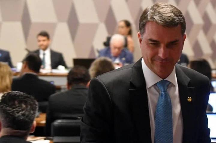 Em áudio, Flávio Bolsonaro cobra R$ 134 milhões de Daniel Vorcaro