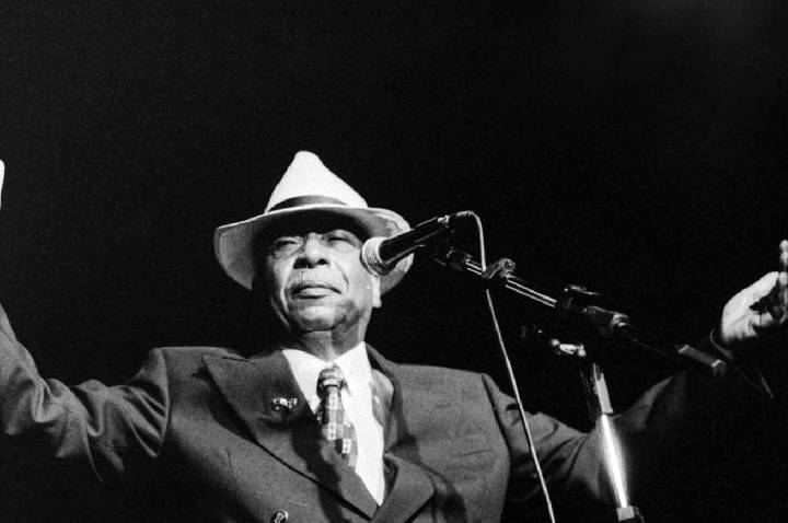 Há músicas que a gente escuta. E há músicas que nos escutam de volta.