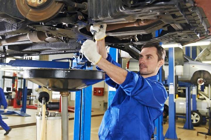 Hábitos diários que destroem a suspensão do carro sem o motorista perceber