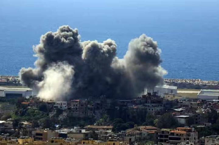 Irã ameaça romper cessar-fogo se Israel continuar atacando o Líbano e volta a fechar Estreito de Ormuz