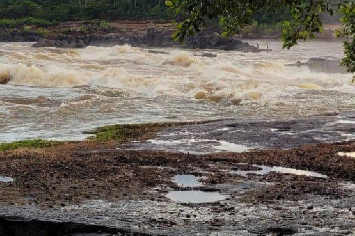 Machadinho D'Oeste - Quatro desaparecem após barco virar em cachoeira no Rio Machado