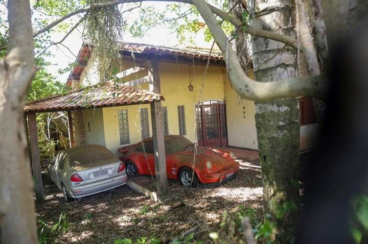Nem tudo que reluz é ouro: Porsche em mansão abandonada guarda segredo