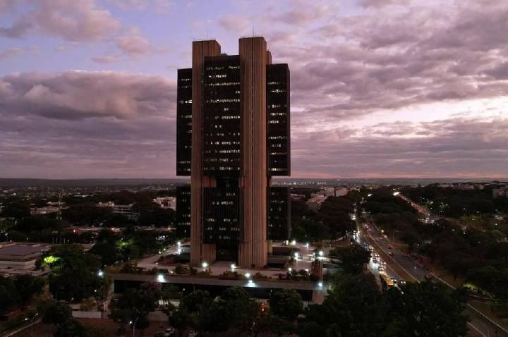 PF abre investigação sobre contratação de influenciadores para atacar o Banco Central