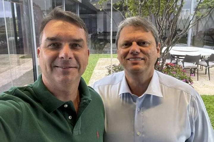 PF investiga: mesma teia de ‘influenciadores’ serviu a Vorcaro, Tarcísio, Nikolas e Flávio