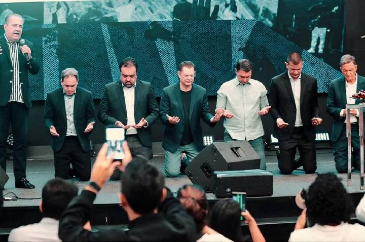 PIOR QUE O DESFILE NA SAPUCAÍ - Ação no MPF mira Flávio Bolsonaro e Malafaia por culto com suposta campanha antecipada