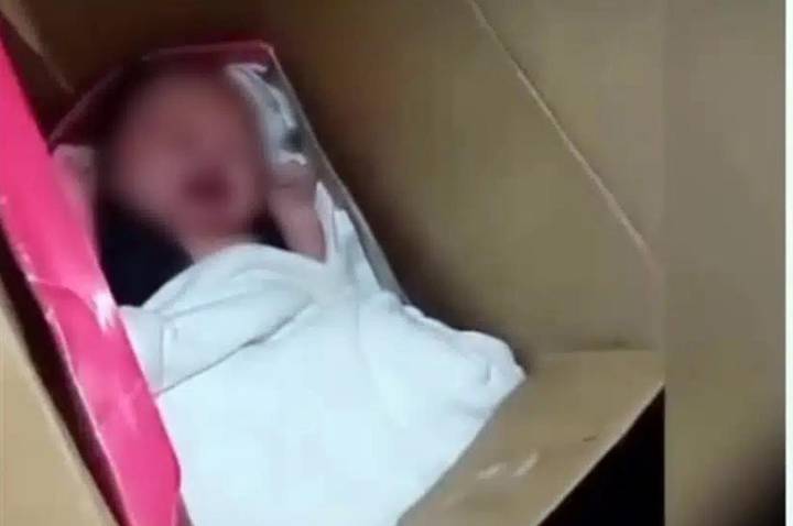 Recém-nascido é achado em caixa de papelão e o bilhete choca