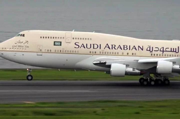 Rei saudita Fahd transforma Boeing 757 em hospital voador para viajar depois de cirurgia de catarata