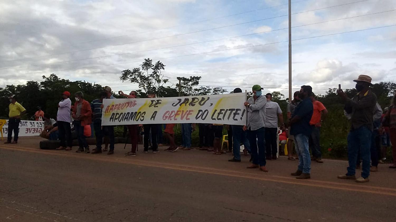    Enquanto autoridades discutem solução em reunião, produtores fecham BR-364
