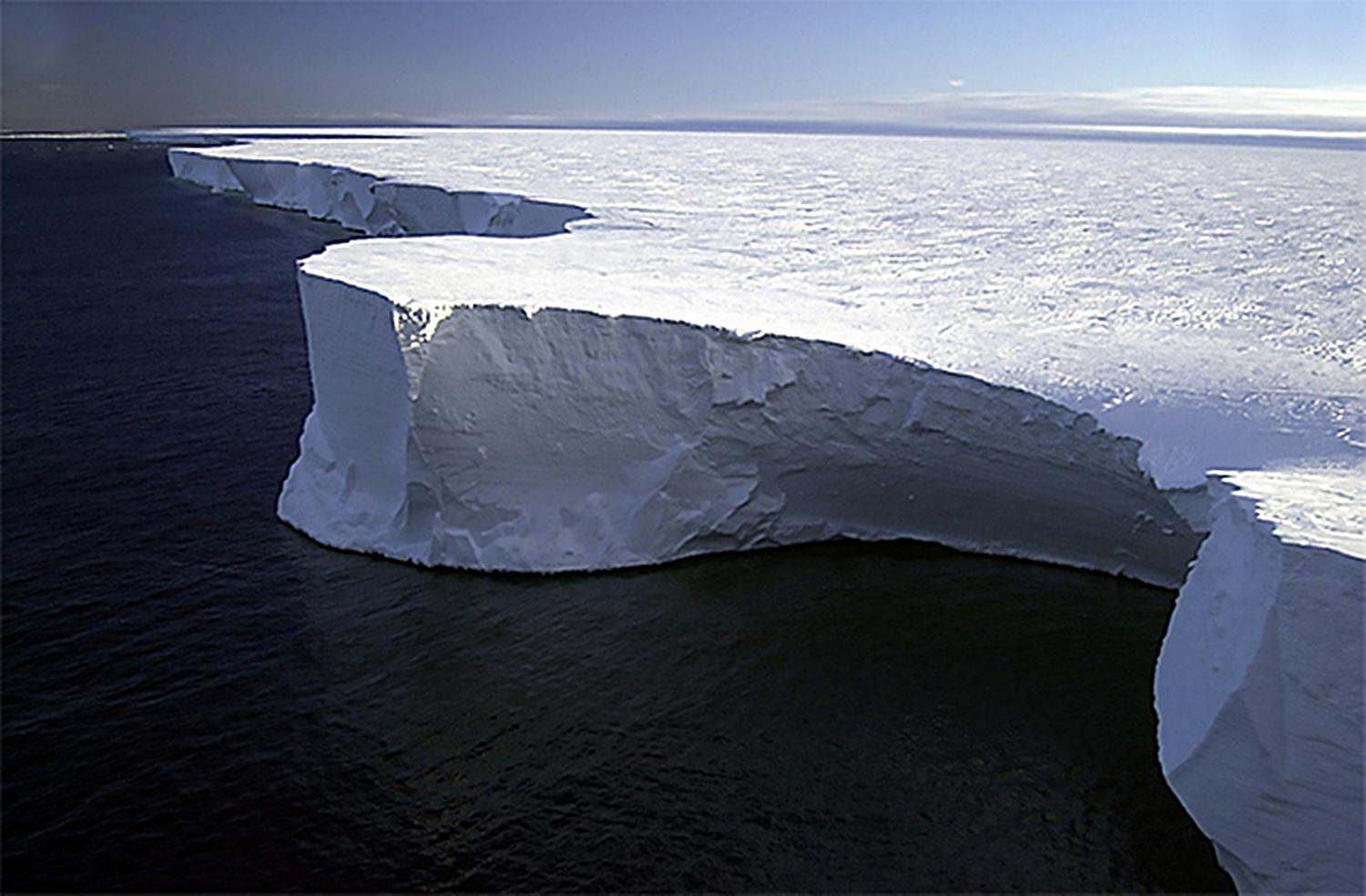 Maior iceberg do mundo está em mar aberto