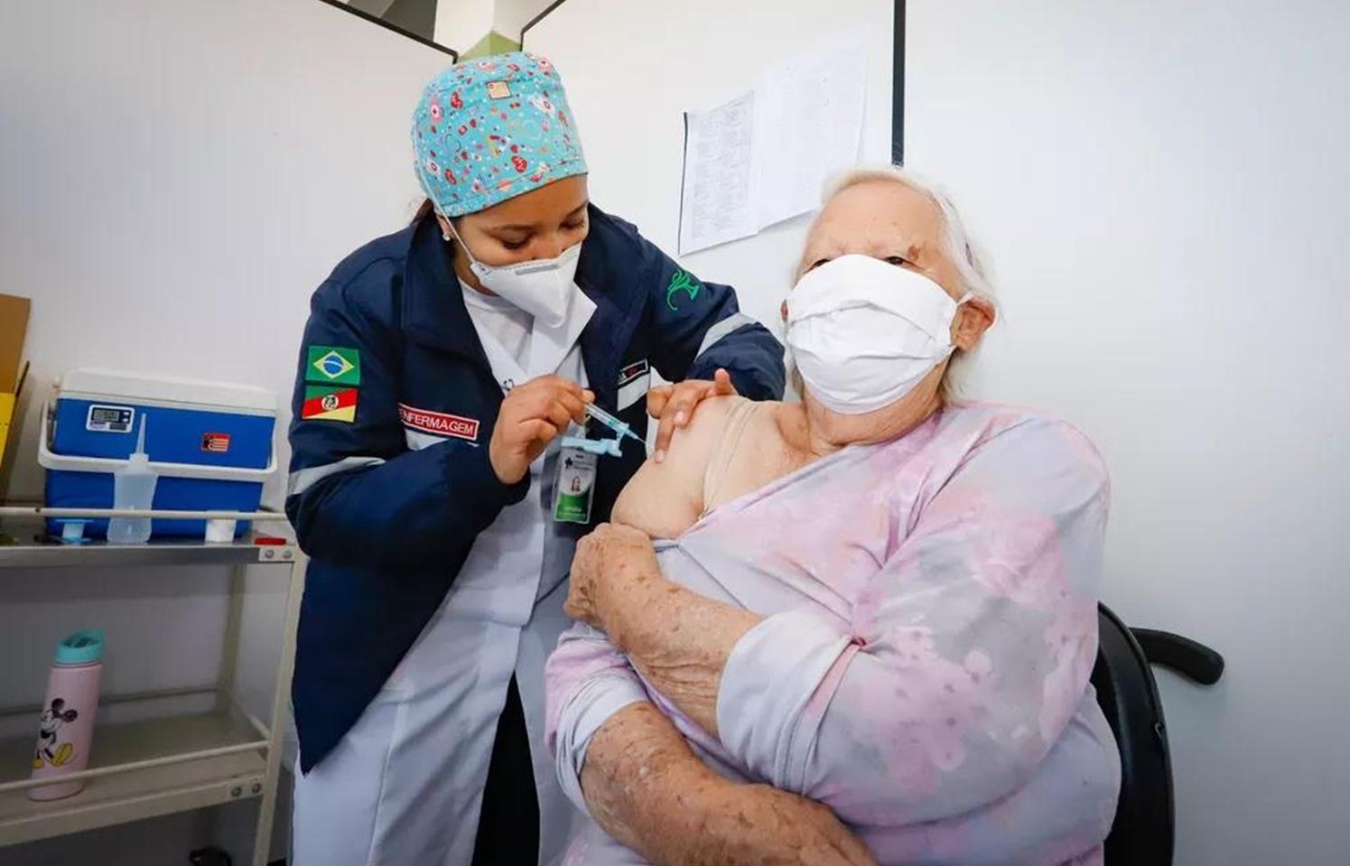 Sintomas da Covid longa podem ocorrer mesmo após vacinação, mostra estudo