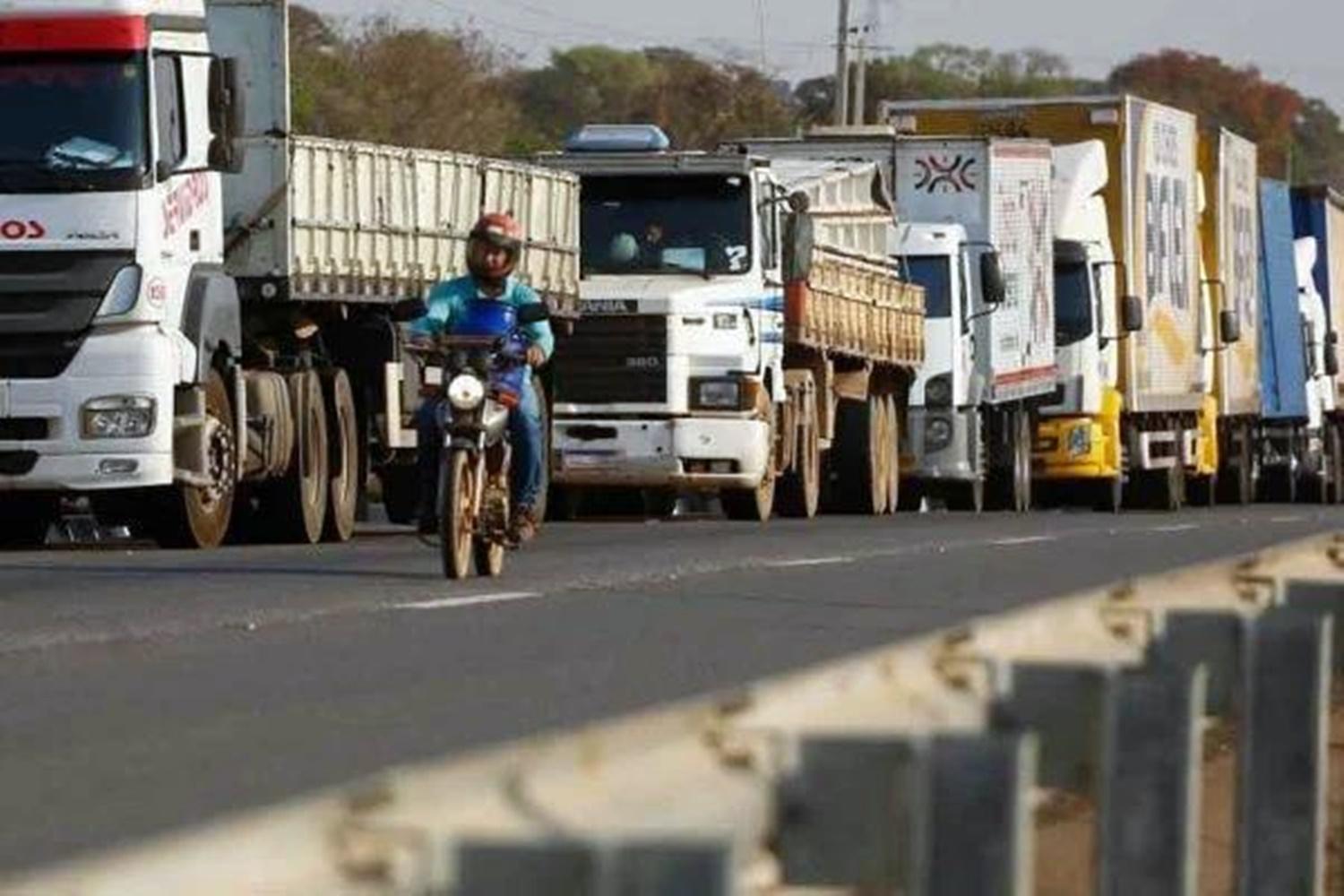 Caminhoneiros cobram Bolsonaro e falam em greve