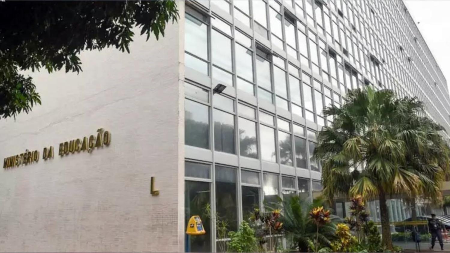 Governo recua, reduz corte e 