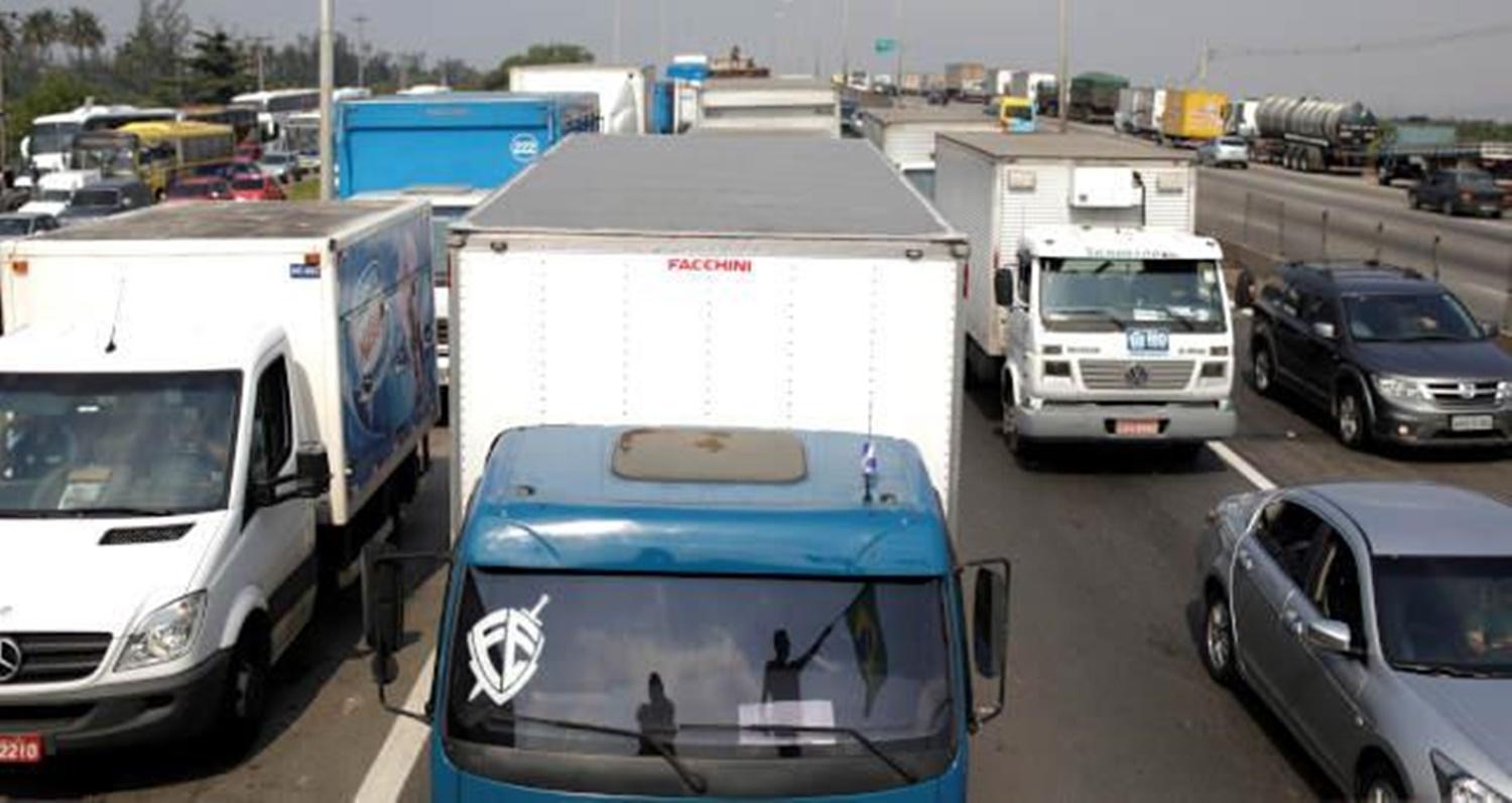 Ofensiva dos caminhoneiros sobre governo volta a ganhar força
