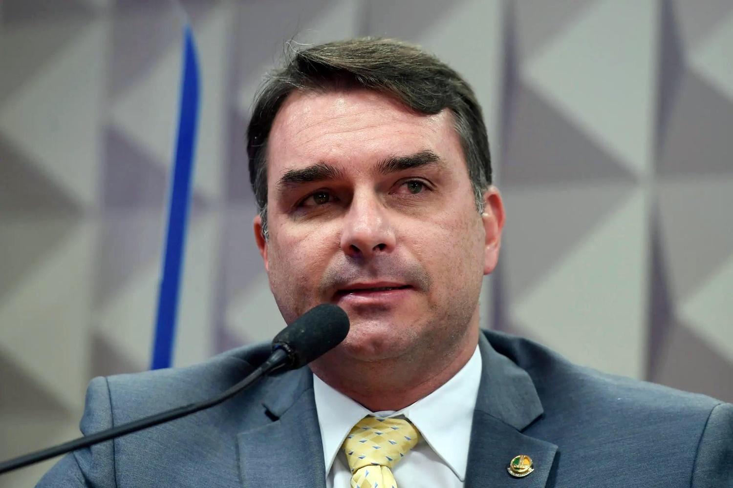'Quem recebe R$ 400 não passa fome', diz Flávio Bolsonaro