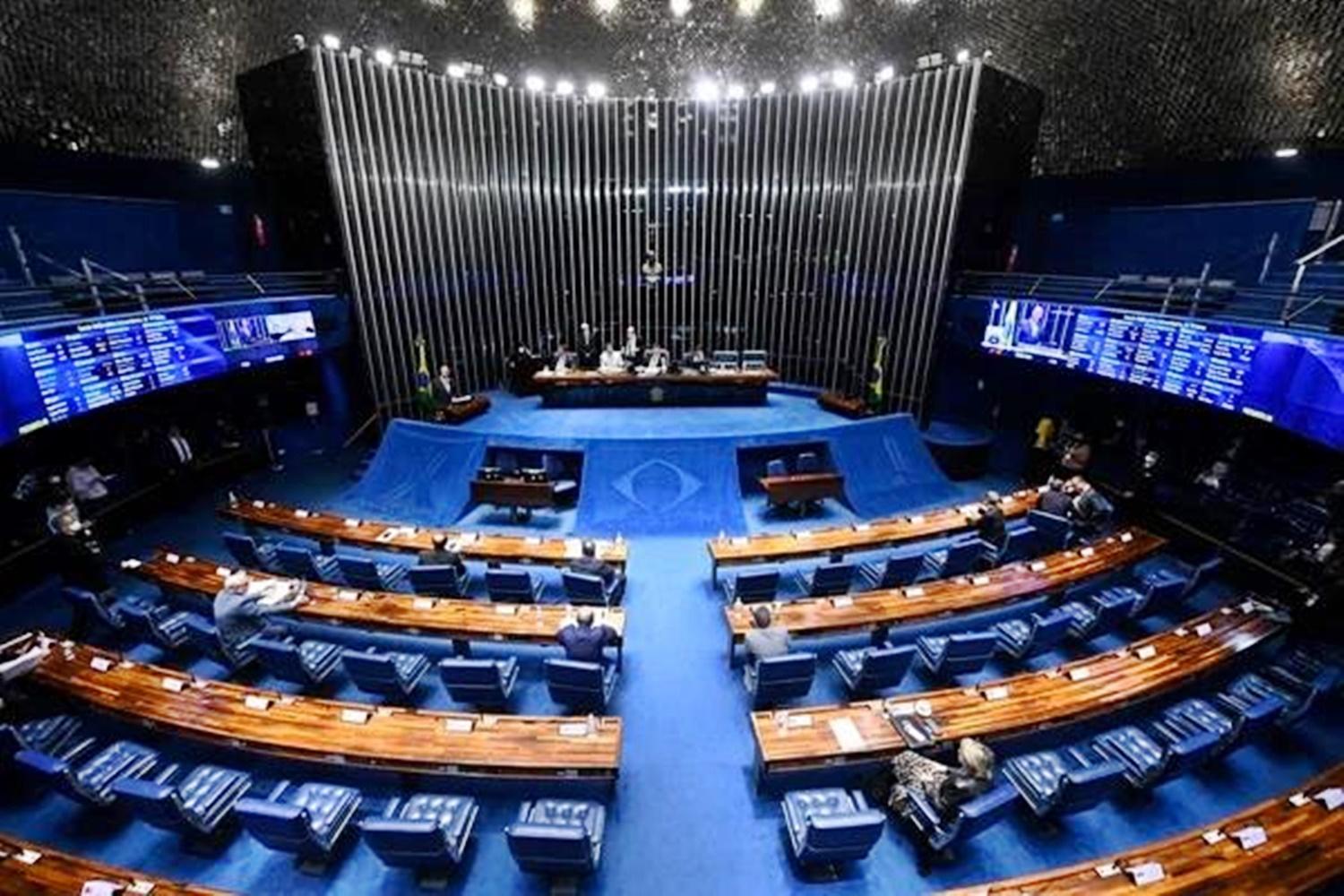 Senado aprova texto-base de PL que fixa teto do ICMS sobre combustível