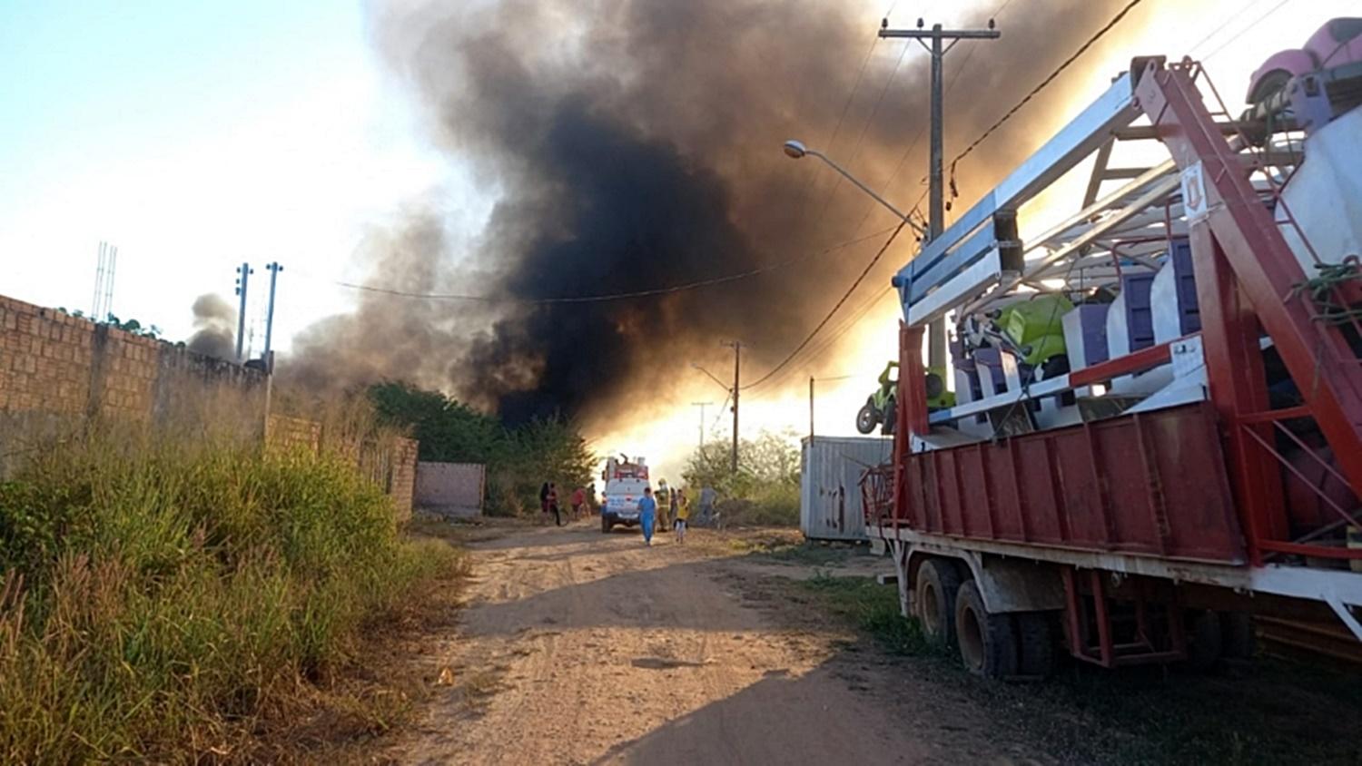 Um Incêndio atingiu um galpão de materiais recicláveis abandonado em Porto Velho
