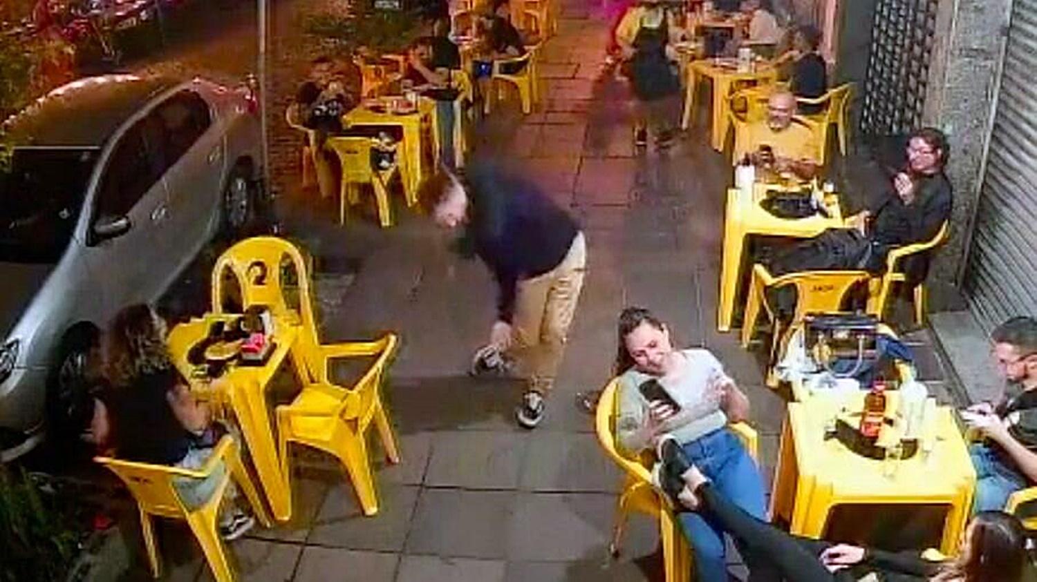 Vídeo: homem é atacado por barata em estabelecimento no RS