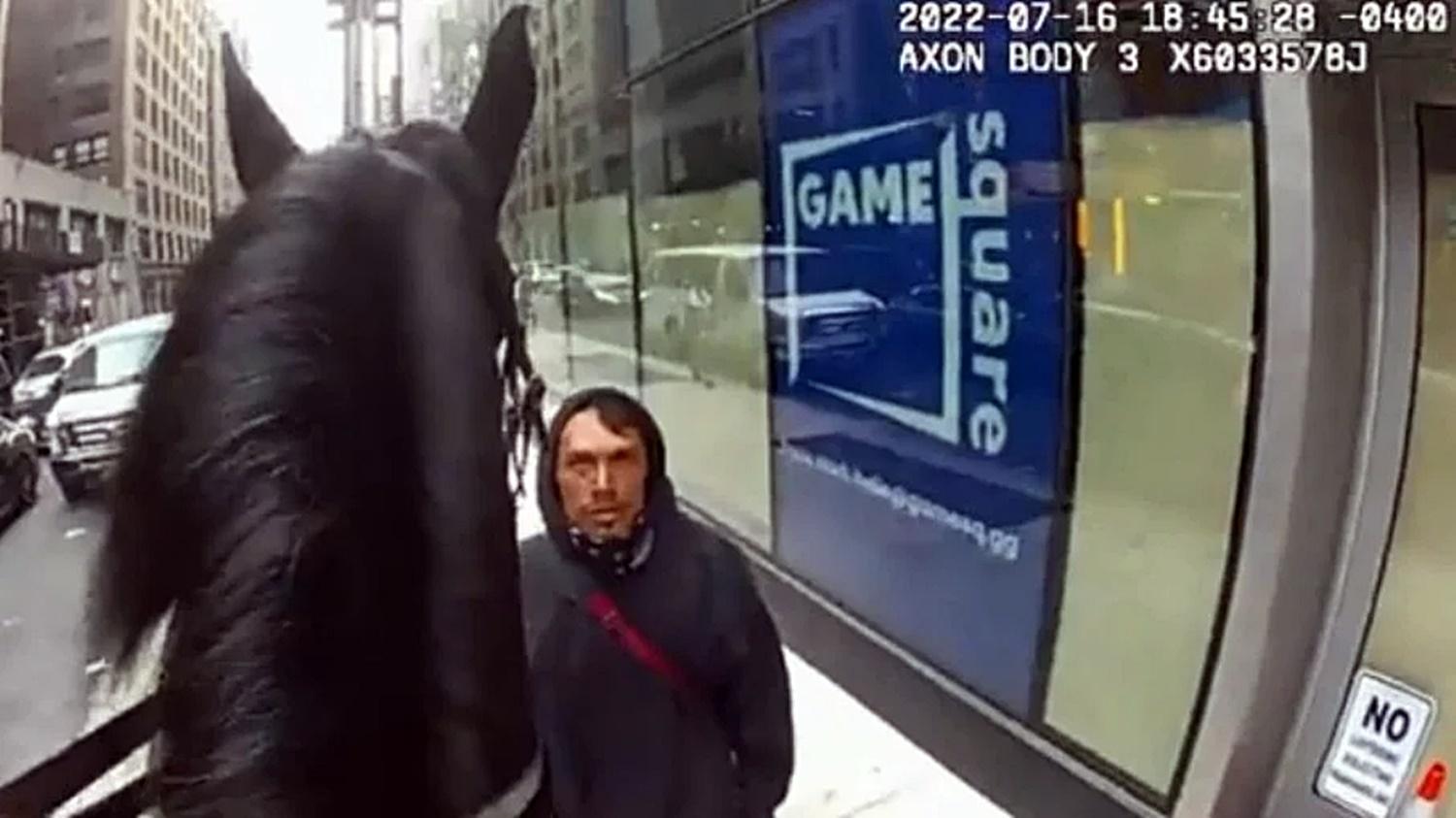 Policial usa cavalo para perseguir suspeito na Times Square; vídeo