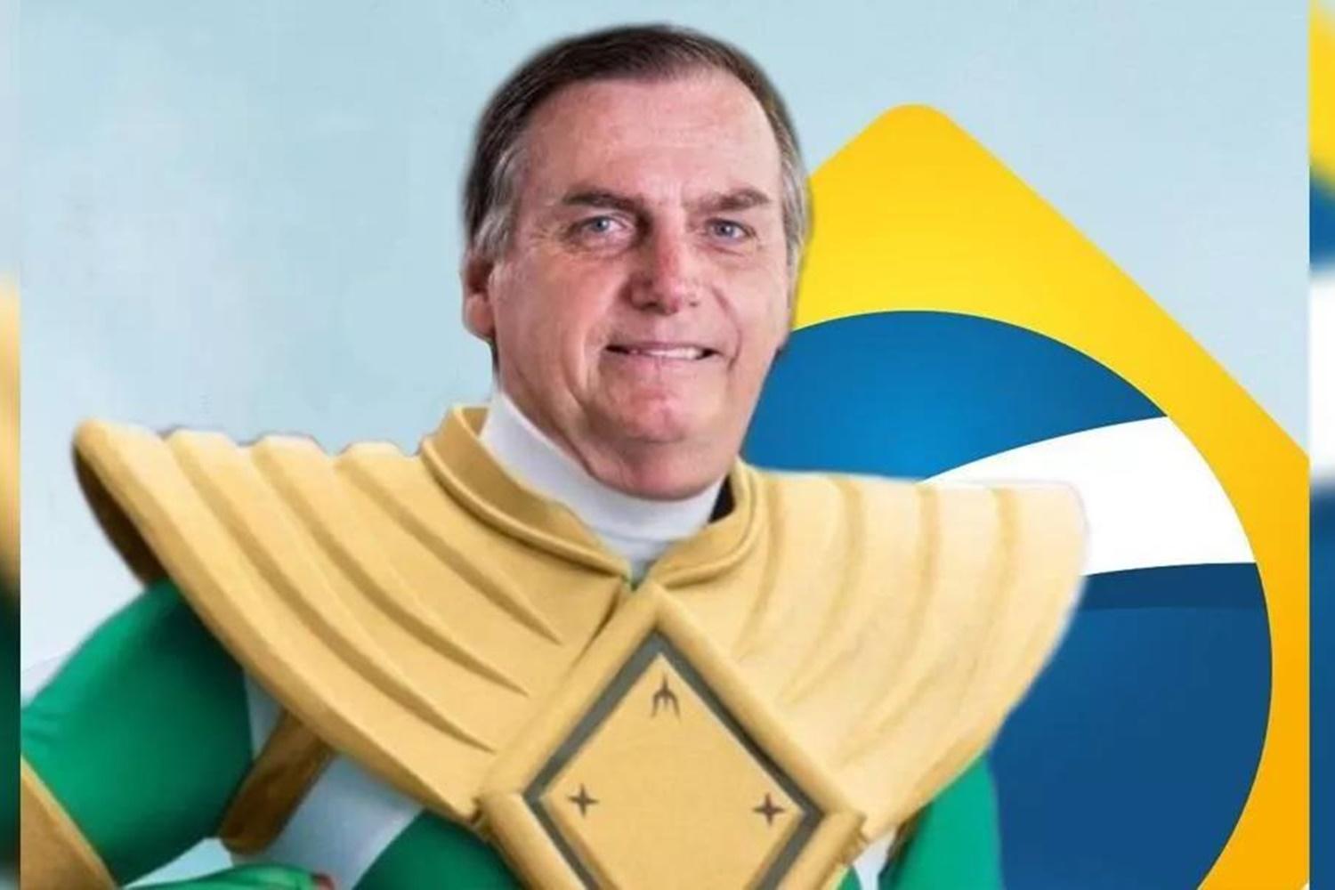 Flávio Bolsonaro posta foto do pai fantasiado de Power Ranger verde e gera crises de riso