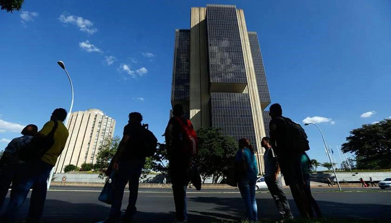 Servidores do BC repudiam fala de Bolsonaro sobre Pix e ameaçam greve