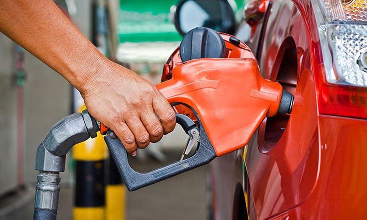 Por reeleição, governo pressiona Petrobras a segurar preço dos combustíveis