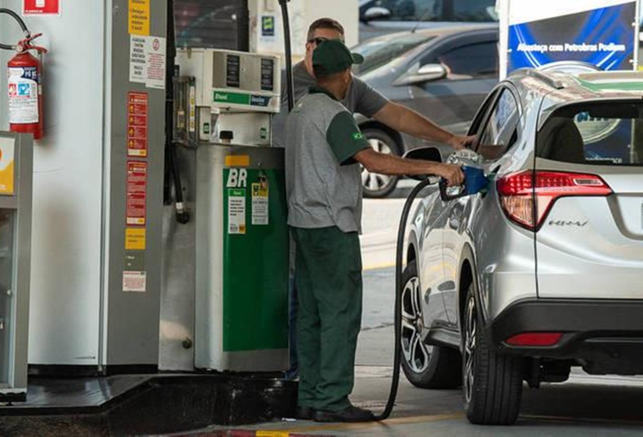Pressionada, Petrobras segura preços na marra - defasagem do diesel sobe a 20% e a da gasolina a 18%