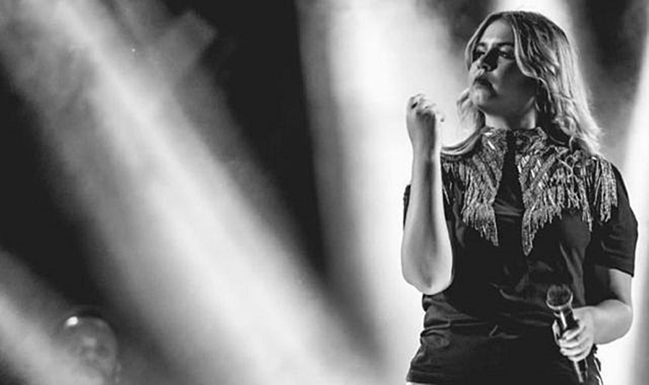 Com missa e músicas, Marília Mendonça é homenageada por fãs em Caratinga