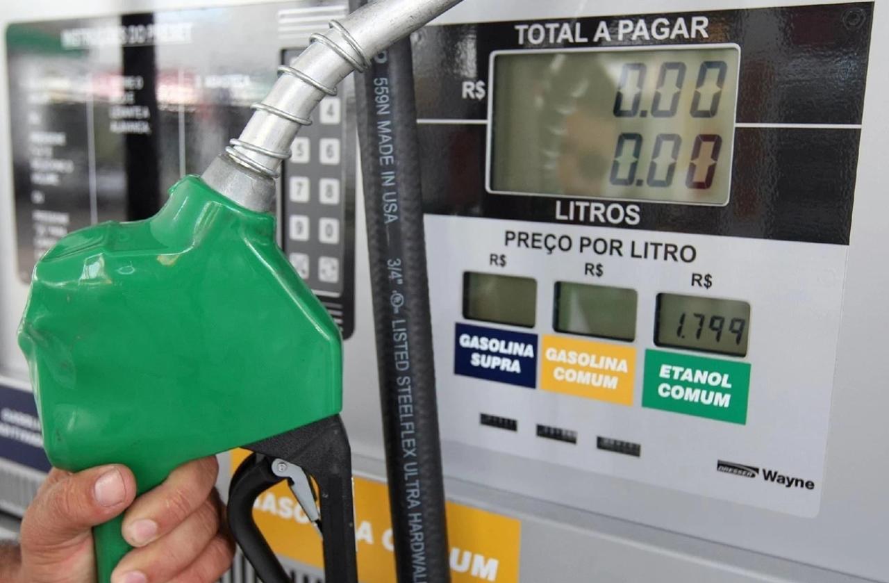 Preço da gasolina volta a subir nos postos e litro passa de R$ 5, diz ANP