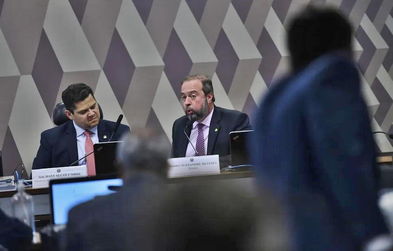 CCJ do Senado aprova PEC da Transição que amplia teto de gastos para pagar Bolsa Família