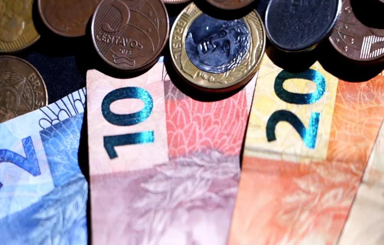 Lula confirma salário mínimo de R$ 1.320 a partir de maio e aumento da isenção de IR para R$ 2.640