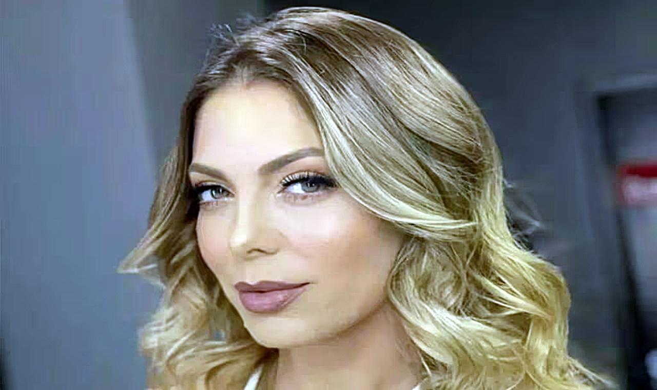 De biquíni, Sheila Mello contorce corpo e impressiona: “Perfeita”