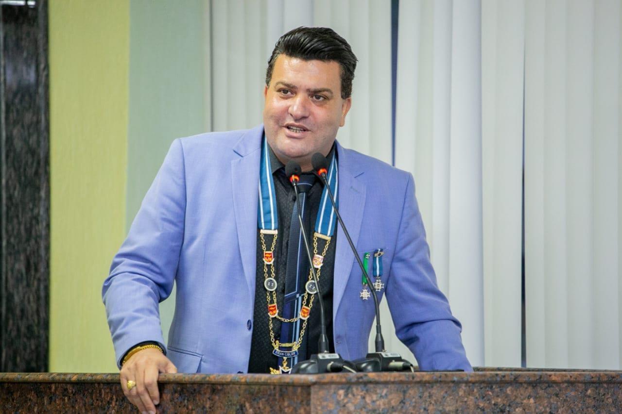 Zecca Paim recebe título de Doutor Honoris Causa em Educação