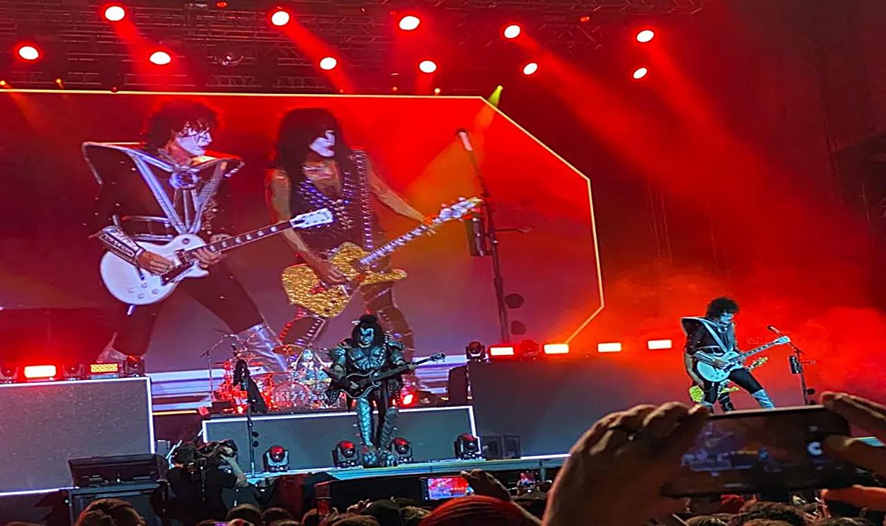 Gene Simmons passou mal durante apresentação em Manaus