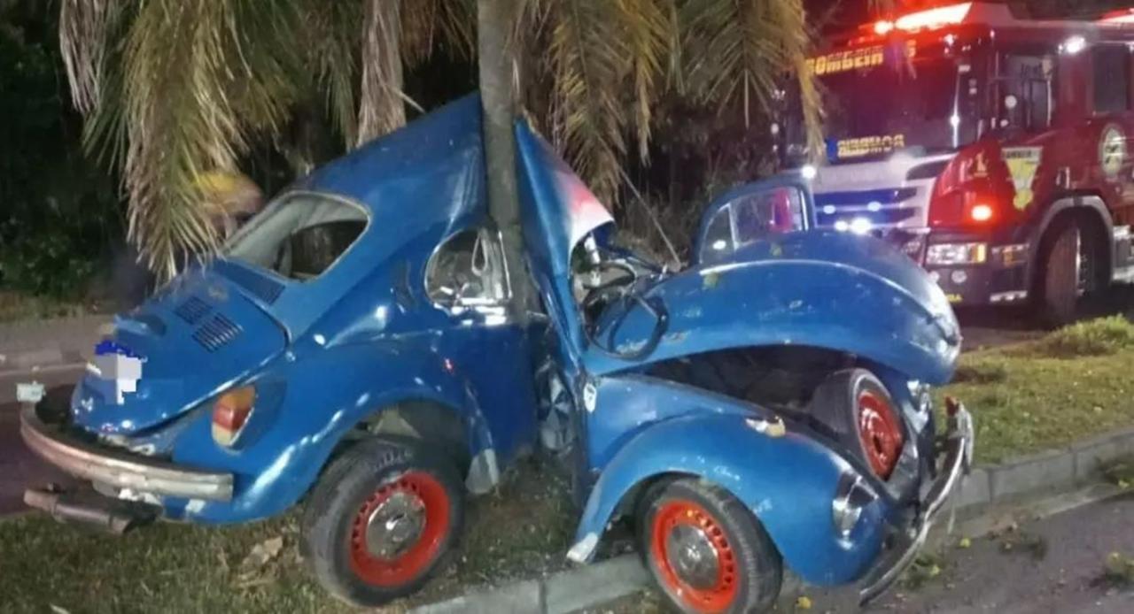 Fusca “dobra”ao bater em coqueiro e motorista fica ferido