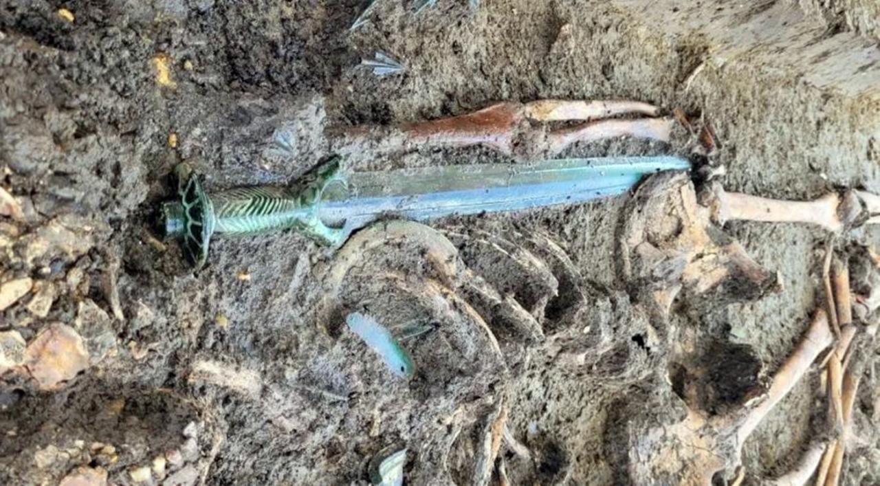 Arqueólogos encontram espada de 3 mil anos na Alemanha