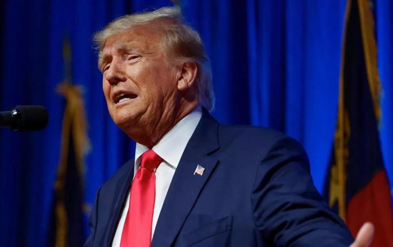 Donald Trump se entrega à Justiça americana e ficará sob custódia