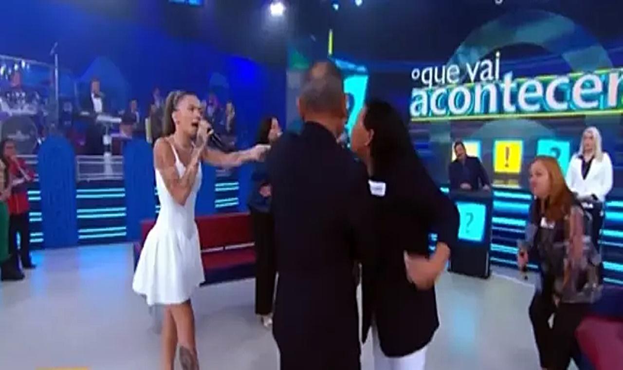 Mãe e filha discutem e tentam se agredir no 'Programa do Ratinho'