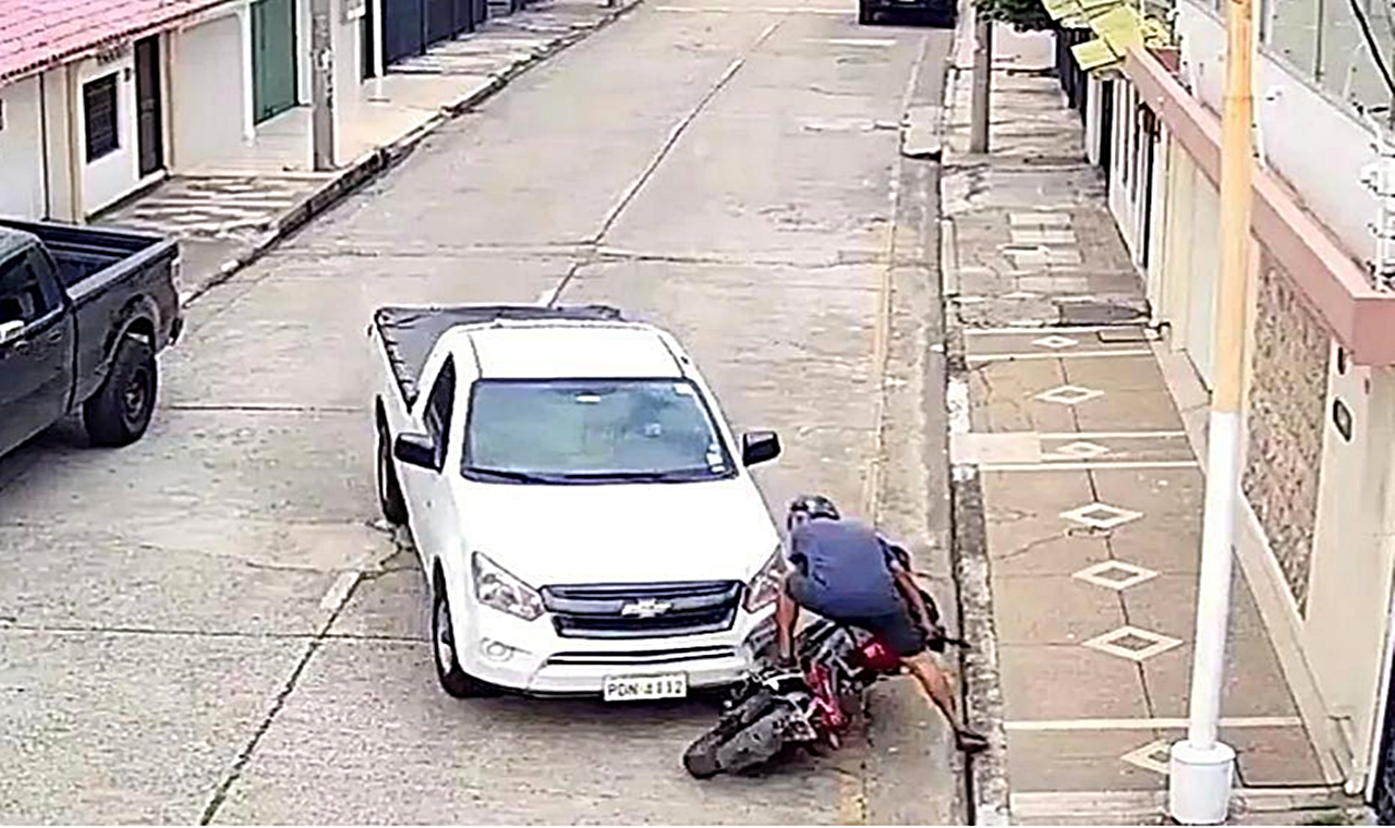 Vídeo: motorista atropela ladrão em moto e impede assalto