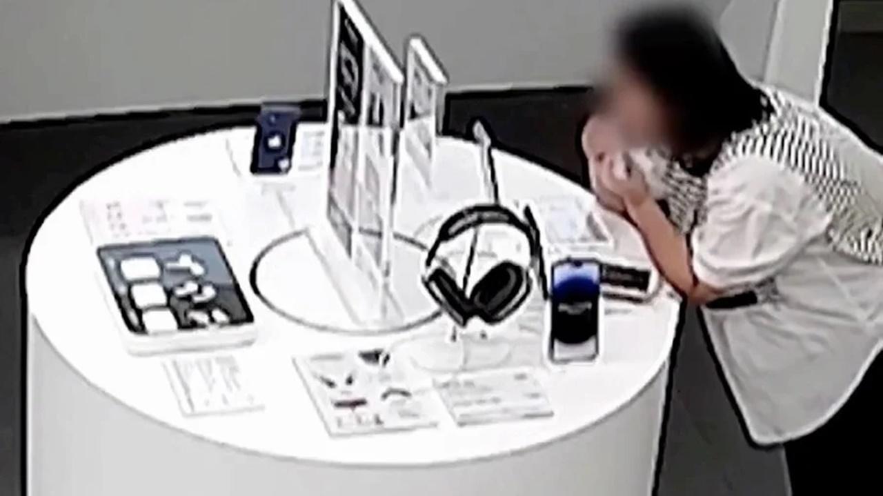 Mulher rói cabo de segurança e furta iPhone na China; veja o vídeo