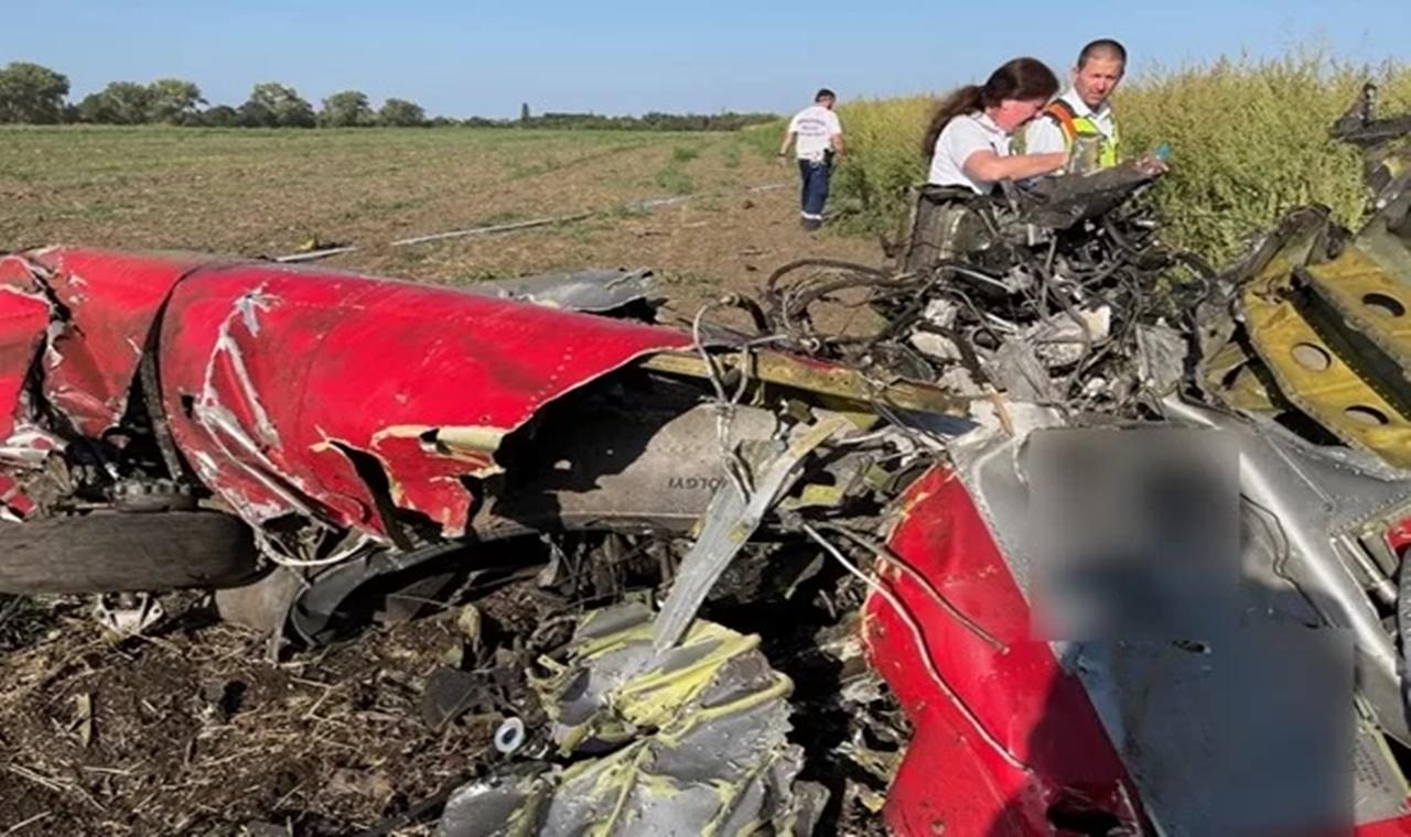 Vídeo: avião cai ao lado de carro em show aéreo na Hungria e 2 morrem