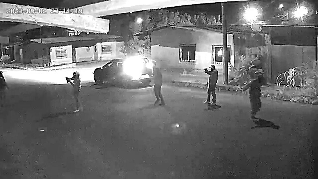 VÍDEO: criminoso esquece de arremessar, granada explode no carro de fuga e mata 4 no Equador