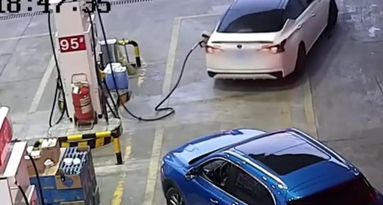 VÍDEO:  Motorista causa explosão após sair de posto com bomba de combustível ainda presa ao veículo